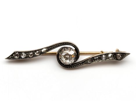 14 kt. Goud met zilveren tourbillon staafbroche. Bezet met roosgeslepen diamant. De centrale steen licht driehoekig, ca. 5,5 