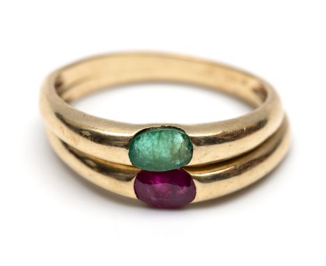 Twee 14 kt. gouden ringen. Eén bezet met een ovale gefacetteerde robijn, de ander met een ovale gefacetteerde smaragd bruto 4