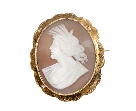 14 kt. Gouden broche, 19e eeuw. Met een schelpcamee met voorstelling van Demeter. De zetrand geschulpt en gedecoreerd met gra
