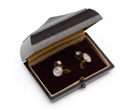 Twee paar 14 kt. gouden boordknopen. Eén paar bezet met roosgeslepen diamant, het ander met parelmoer en een kleine parel. In