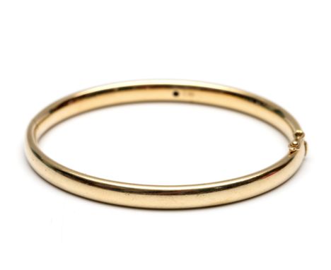 14 kt. Goud met zilver gevulde stijve armband, meesterteken J. Lyppens, Amsterdam,  bruto 30,3 gr., binnenmt. 60 x 53 mm, b. 