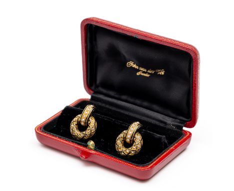 14 kt. Gouden oorstekers, in zogenaamd 'doorknocker' model. Bezet met parels en afgewerkt met zwart email. In een etui van Jo