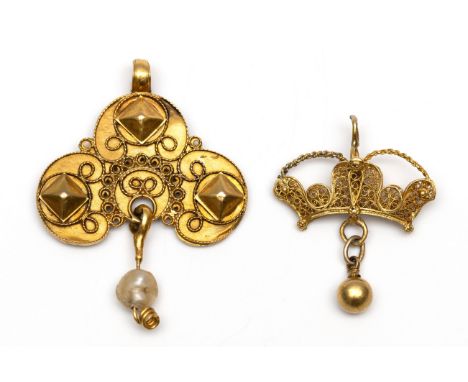 Zeeland, 14 kt, gouden strik en mutsenbel. De strik gedecoreerd met bloemen, diamantkoppen en filigrain, onderaan bungelend e