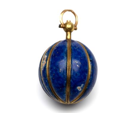 18 kt. Gouden pompoenvormig horloge, ca. 1800. De kast met blauw email als imitatie lapis lazuli (beschadigd). Met witte wijz