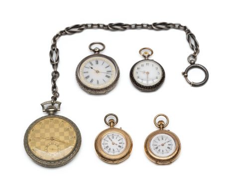 Twee 14 kt. gouden remontoir horloges. Eén met een decor van geëmailleerde bloemen (email beschadigd). Hierbij twee zilveren 
