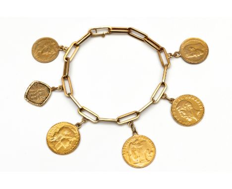 14 kt. Gouden closed forever schakel armband. Waaraan vijf munten en één hanger met Chinees karakter voor geluk. bruto 42,8 g