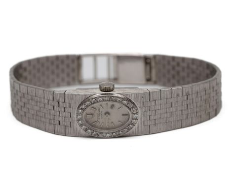Chopard, 18 kt. witgouden dames mechanisch polshorloge, jaren '60. Met een ovale wijzerplaat, de lunette bezet met achtkant g