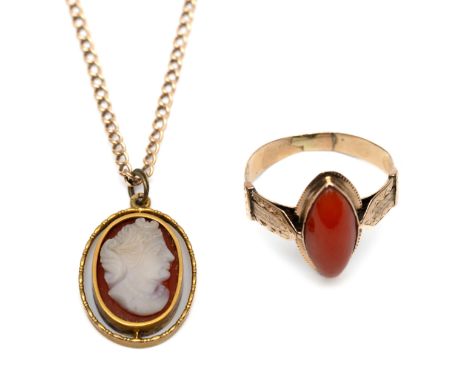 Gouden ring, 19e eeuw. Bezet met een markiesvormige cabochon geslepen bloedkoraal (achterzijde met tin). Hierbij een 14 kt. g