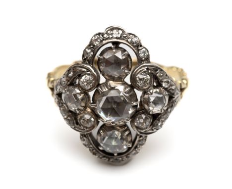 14 kt. Goud met zilveren applique ring, de bovenzijde in de vorm van een vierpas, bezet met roosgeslepen diamant. De centrale