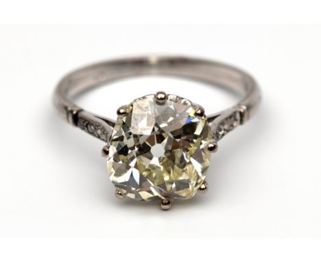 Platina solitair ring, bezet met een lichtgele oud briljant geslepen diamant van ca. 4.40 ct, kleur K-L, zuiverheid VS. De sc