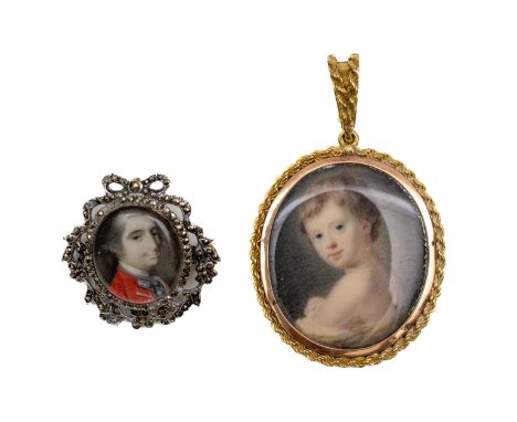 Een beneden wettelijk gehalte gouden hanger met miniatuur portret van een kind. Hierbij een samengesteld goud met zilveren en