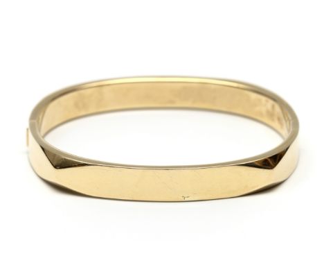 14 kt. Gouden stijve armband. rond tot vierkant model, de hoeken samenkomend in een punt (deukjes) netto 19,9 gr., binnenmt. 