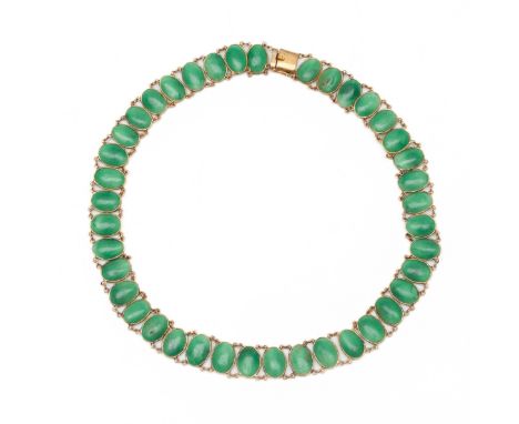 14 kt. Gouden collier, volledig opgebouwd uit ovale schakels, elk bezet met een cabochon geslepen imitatie jade. van ca. 12 x