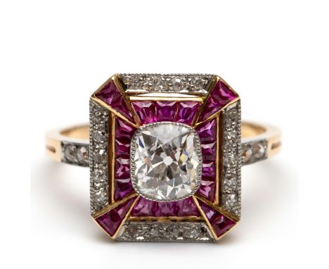 Frankrijk, 18 kt. gouden ring Art Deco. Centraal bezet met een oud briljant geslepen diamant  van ca. 0.85 ct., in een dubbel