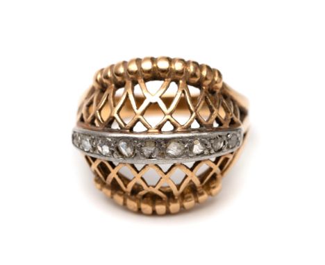 18 kt. Gouden boule ring, jaren '50. De bovenzijde opengewerkt als een raster met centraal een rij roosgeslepen diamanten (sl
