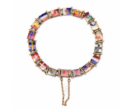 9 kt. Gouden armband met geëmailleerde vlaggen van zestien landen, de namen achterop (email beschadigd). Hierbij een 14 kt. g