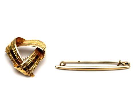 Twee gouden broches. Eén 14 kt. gouden staafbroche en één 18 kt. gouden driehoekige knoopvormige broche bruto 9,6 gr. [2] Two