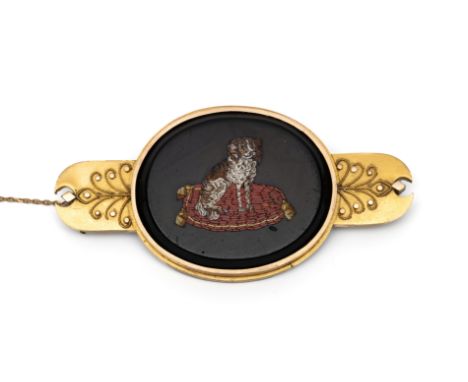 14 kt. Gouden micromozaiek broche, ca. 1860. Met een voorstelling van een kooiker hond op een rood kussen met goudkleurige kw