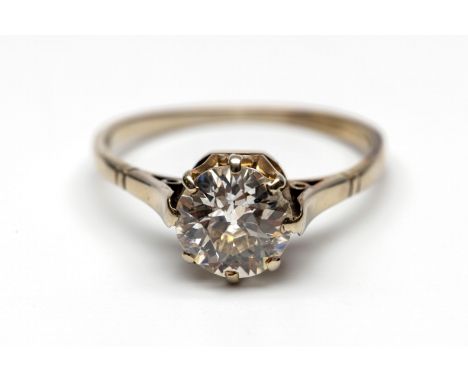 14 kt. Witgouden solitair ring bezet met een oud briljant geslepen diamant, ca. 1.00 ct (chip) bruto 1,8 gr., ringmt. 16,75 P