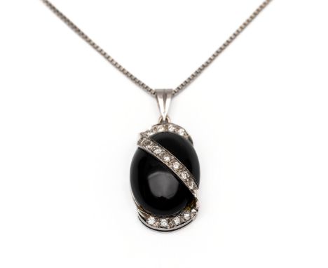 18 kt. Witgouden hanger, bezet met een ovale onix waarover een diagonale band bezet met briljant geslepen diamant, de boven- 