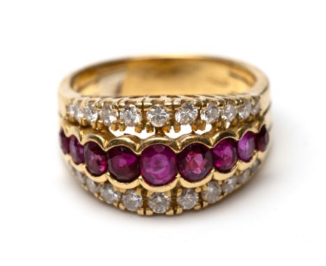 18 kt. Gouden boule ring. De bovenzijde bezet met twee banen briljant geslepen diamant met een totaalgewicht van ca.  0.60 ct