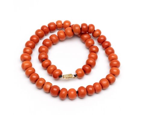 Bloedkoralen collier, van kaasjesvormige kralen (diam. 11 - 13 mm), aan een 14 kt. gouden baksluiting bruto 90,3 gr., l. 47 c