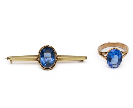 14 kt. Gouden ring en staafbroche, beide bezet met een diepblauwe synthetische spinel bruto 14,4 gr., h. 16 x b. 50 mm, ringm