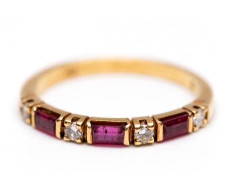 LeChic, 18 kt. gouden rijring, om en om bezet met briljant geslepen diamant (totaalgewicht ca. 0.12 ct.) en rechthoekige gefa
