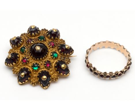 Friesland, 14 kt. gouden stervormige broche, ca. 1900. Bezet met granaat en paste in groen en roze. Hierbij een 14 kt. gouden