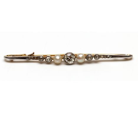 14 kt. Gouden staafbroche, eerste kwart 20ste eeuw. Centraal bezet met een oud briljant geslepen diamant van ca. 0.45 ct. waa