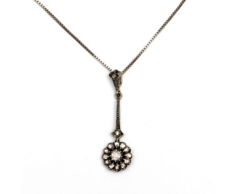14 kt. Goud met zilveren langwerpige hanger, met aan de onderzijde een rozet. Het geheel bezet met roosgeslepen diamant, de m