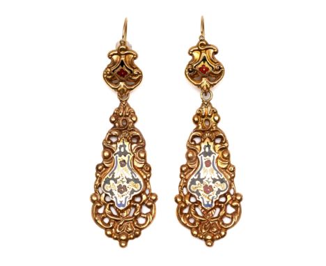 Gouden repoussé oorhangers, 19e eeuw. In 'day and night' model. Gedecoreerd met rode geëmailleerde rozen en blauwe en zwarte 