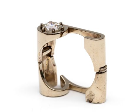 14 kt. Witgouden handgemaakte ring met scharnier, bezet met een briljant geslepen diamant, ca. van 0.95 ct. De ring ontworpen