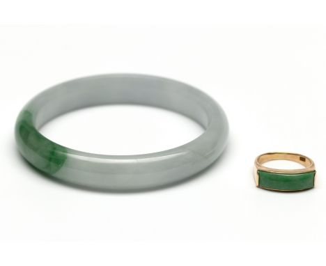 Jade ring en armband. De ring van 14 kt. goud en aan de bovenzijde ingelegd met een stuk jade (ca. 5 x 16,5 mm). De armband g