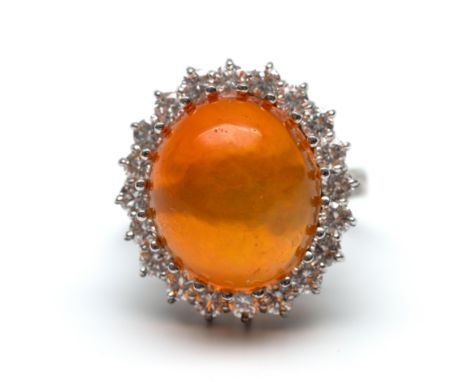 18 kt. Witgouden ring, 2e helft 20ste eeuw, centraal bezet met een cabochon geslepen vuuropaal van ca. 4,24 ct (15 x 13 mm) i