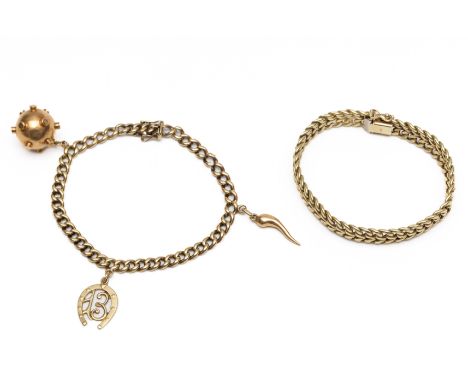 Twee 14 kt. gouden armbanden. Eén gourmet schakel armband waaraan drie bedels; spoetnik, hoefijzer en gelukswortel en één dub