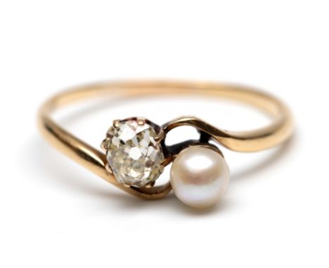 14 kt. Gouden slagring bezet met een parel (diam. 4,3 mm) en een ovale oud briljant geslepen lichtgele diamant van ca. 0.35 c
