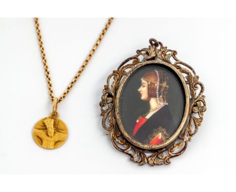 18 kt. Gouden collier met hangertje met voorstelling van Christus. Hierbij een zilveren broche tevens hanger, met miniatuurpo