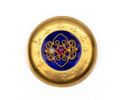 Oostenrijk, 14 kt. gouden ronde broche met centraal blauw email, waarop een gouden ornament met filigrain bezet met roosgesle