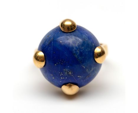 18 kt. Gouden ring, bezet met een half bolle lapis lazuli (diam. 18 mm), vastgehouden door bolle druppelvormige pootjes bruto