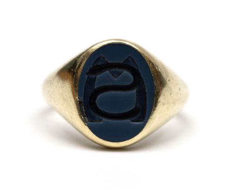 14 kt. Gouden zegelring, bezet met een blauwe lagensteen waarin het monogram MS bruto 7,5 gr., ringmt. 16,75 [1] 14 k. Gold s