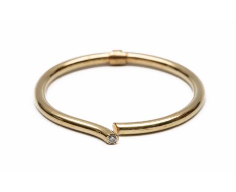 14 kt. Gouden spang armband. Eén zijde uitlopend in een briljant geslepen diamant van ca. 0.20 ct. Meesterteken Imas bv Den H