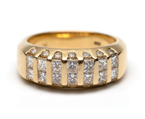 Sheffield, Engeland, 18 kt gouden ring, de bovenzijde met zeven dwarsliggende banen elk bezet met twee briljant en twee princ
