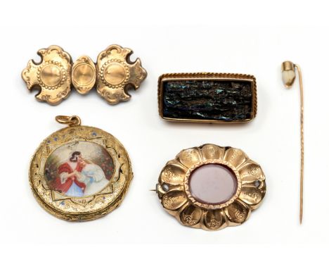Een collectie diverse gouden sieraden, drie broches (één deels onedel), een 18 kt. gouden deksel van een horlogekast vermaakt