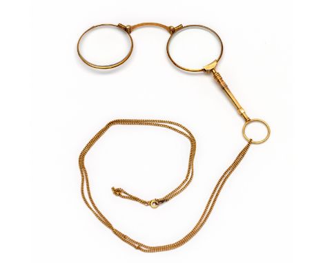 14 kt. Gouden springlorgnet. Hieraan een 18 kt. gouden gourmet schakel ketting (slijtage) bruto 38,4 gr., h. 10,5 x b. 4 cm, 