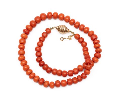 Bloedkoralen collier, de kralen kaasjesvormig (diam. 9-11 mm), aan een 14 kt. gouden rijk gedecoreerde sluiting bruto 92,1 gr