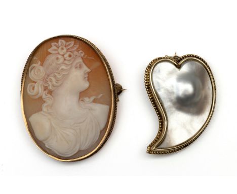 Twee 14 kt. gouden broches.  Eén broche in de vorm van een heksenhart, bezet met parelmoer, 19e eeuw. De ander een camee broc