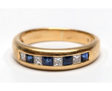 18 kt. gouden rijring, om en om bezet met princess geslepen diamant (totaal ca. 0.35 ct.) en carré geslepen saffier bruto 5,9