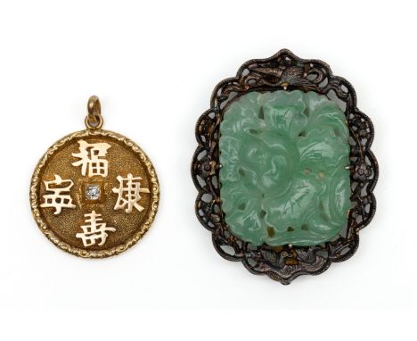 China, ronde beneden wettelijk gehalte gouden hanger met Chinese karakters, centraal bezet met een oud briljant geslepen diam