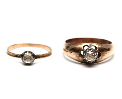 Twee 14 kt. gouden solitair ringen, beide bezet met een roosgeslepen diamant bruto 4,8 gr., ringmt. 17,5 en 18,5 [2] Two 14 k